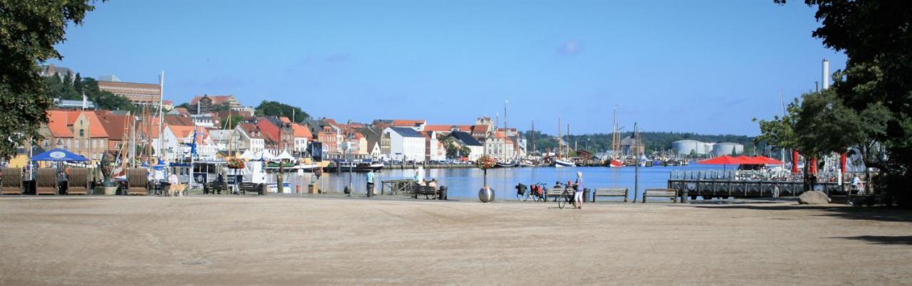 Zentrale Ferienwohnung Anker Im Sonnenblumenhaus เฟลนส์บวร์ก ภายนอก รูปภาพ